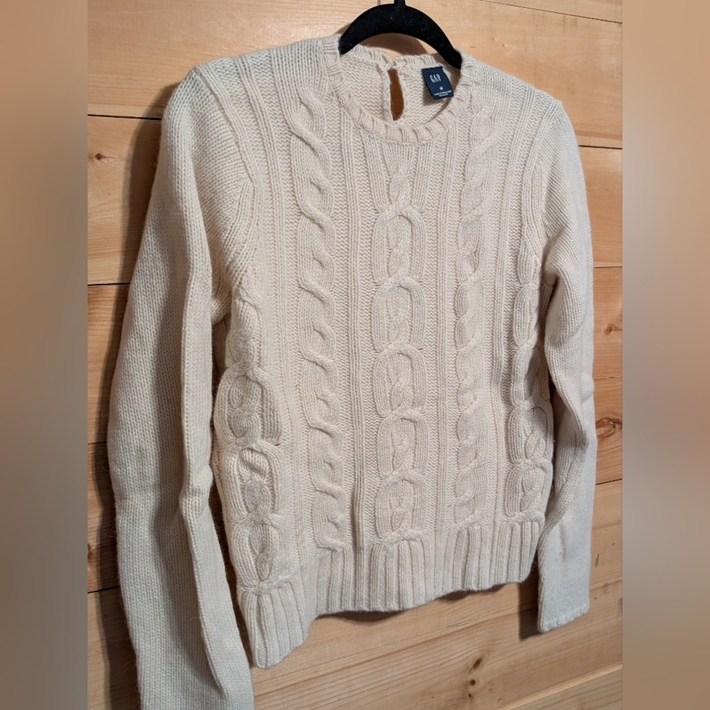 GAP Ivory Cable Knit Pullover, Cute Detail. Medium